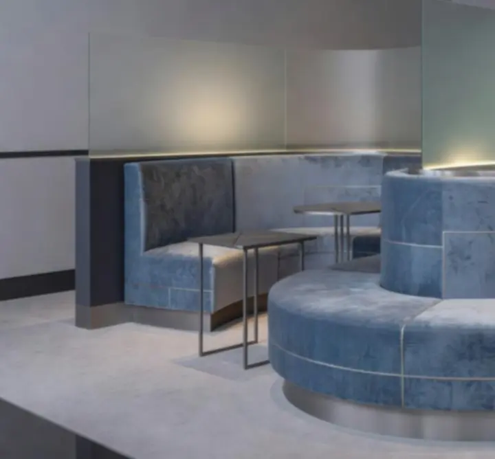 Exkluzív lounge rész kényelmes fotelekkel, üvegasztalokkal és hangulatos fényekkel.